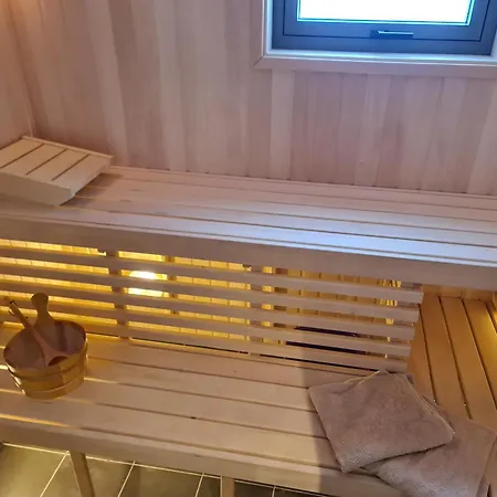 Large Modern Family * Lifjell