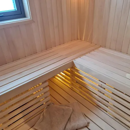 Large Modern Family * Lifjell