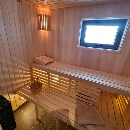 Large Modern Family Lifjell