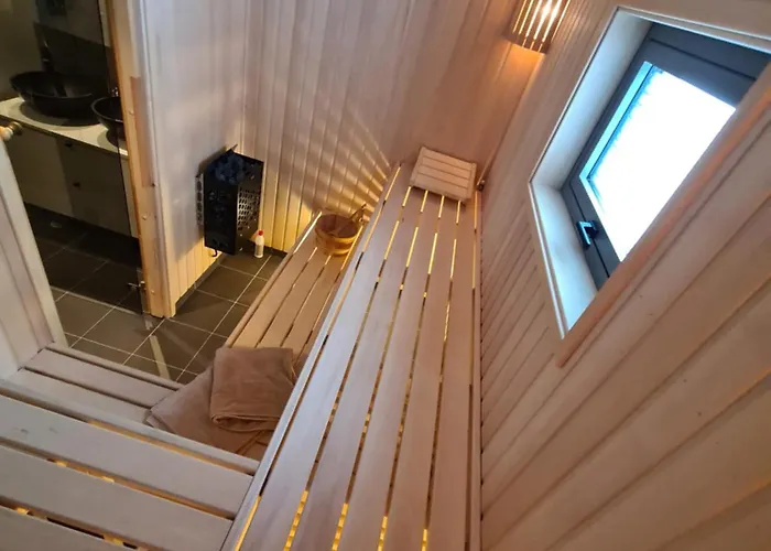 Large Modern Family * Lifjell